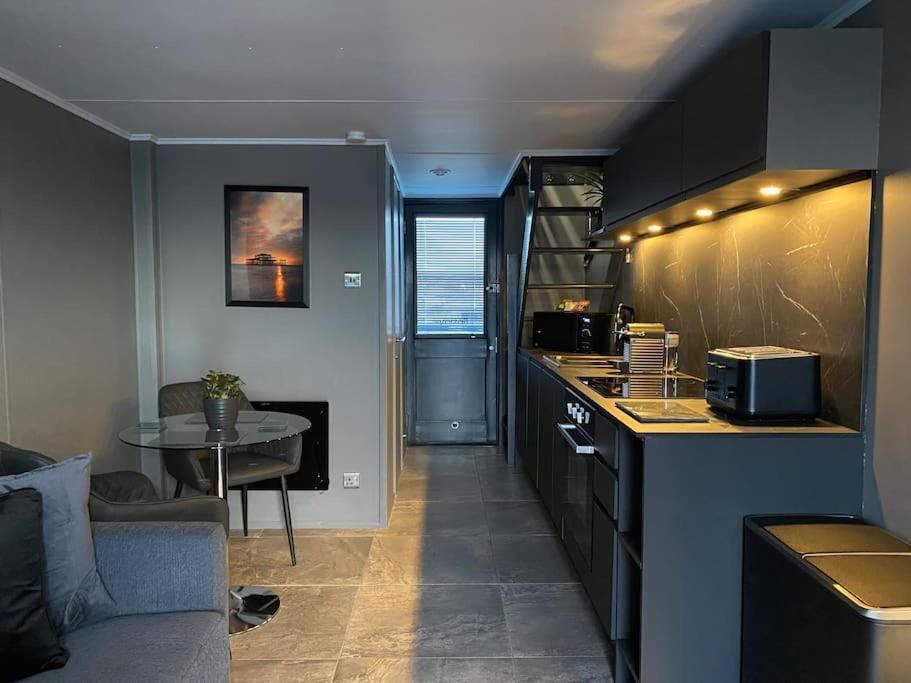 Seascape - Floating Home At Brighton Marina With Free Parking Bagian luar foto