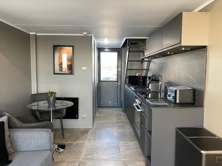 Seascape - Floating Home At Brighton Marina With Free Parking Bagian luar foto