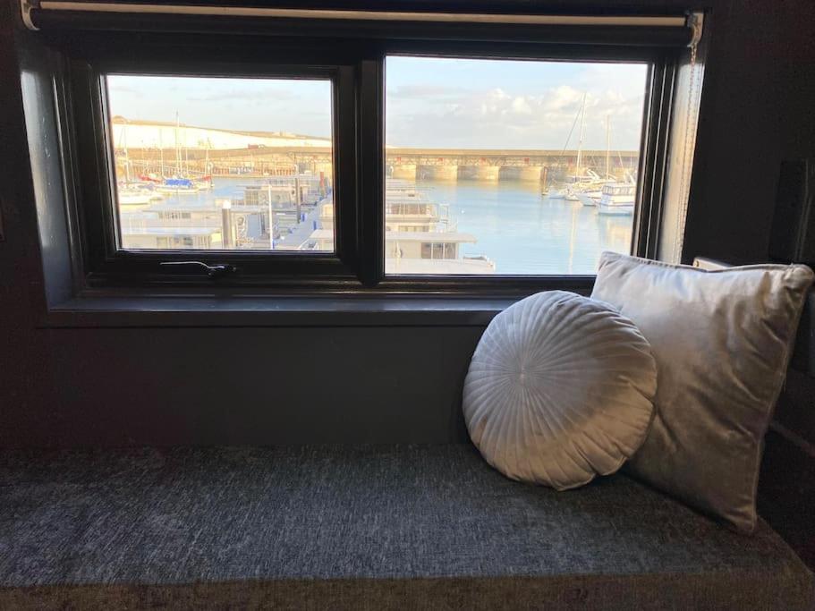 Seascape - Floating Home At Brighton Marina With Free Parking Bagian luar foto