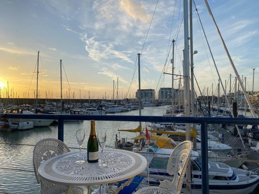 Seascape - Floating Home At Brighton Marina With Free Parking Bagian luar foto
