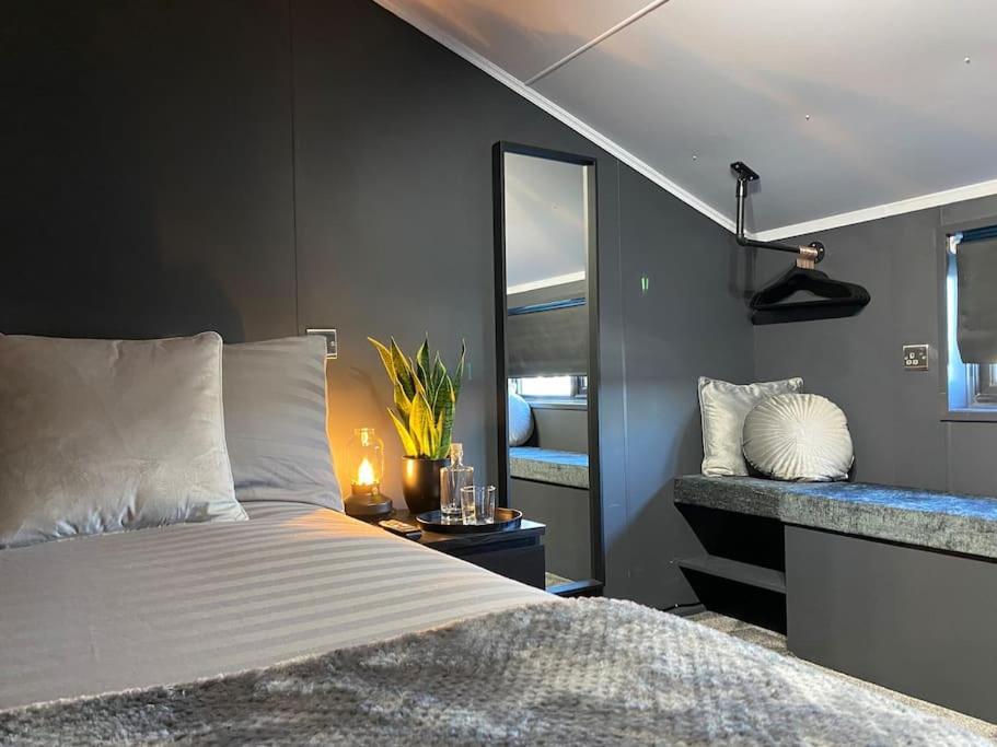 Seascape - Floating Home At Brighton Marina With Free Parking Bagian luar foto