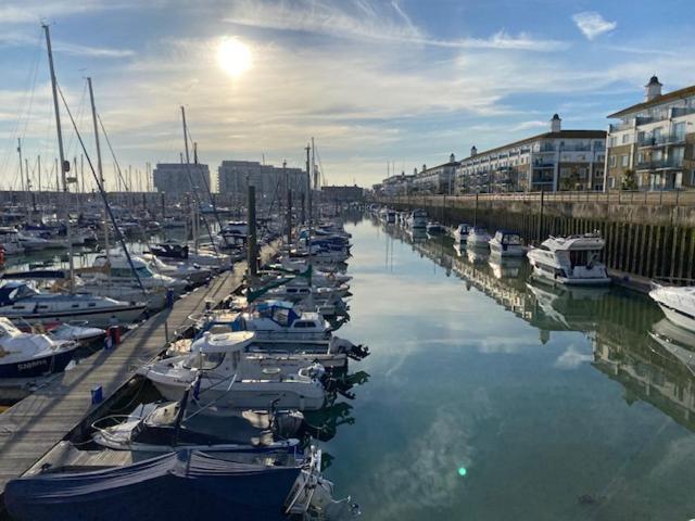 Seascape - Floating Home At Brighton Marina With Free Parking Bagian luar foto