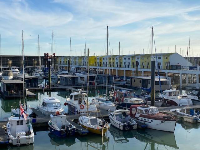 Seascape - Floating Home At Brighton Marina With Free Parking Bagian luar foto