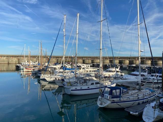 Seascape - Floating Home At Brighton Marina With Free Parking Bagian luar foto