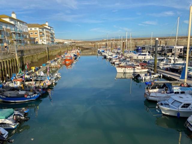 Seascape - Floating Home At Brighton Marina With Free Parking Bagian luar foto